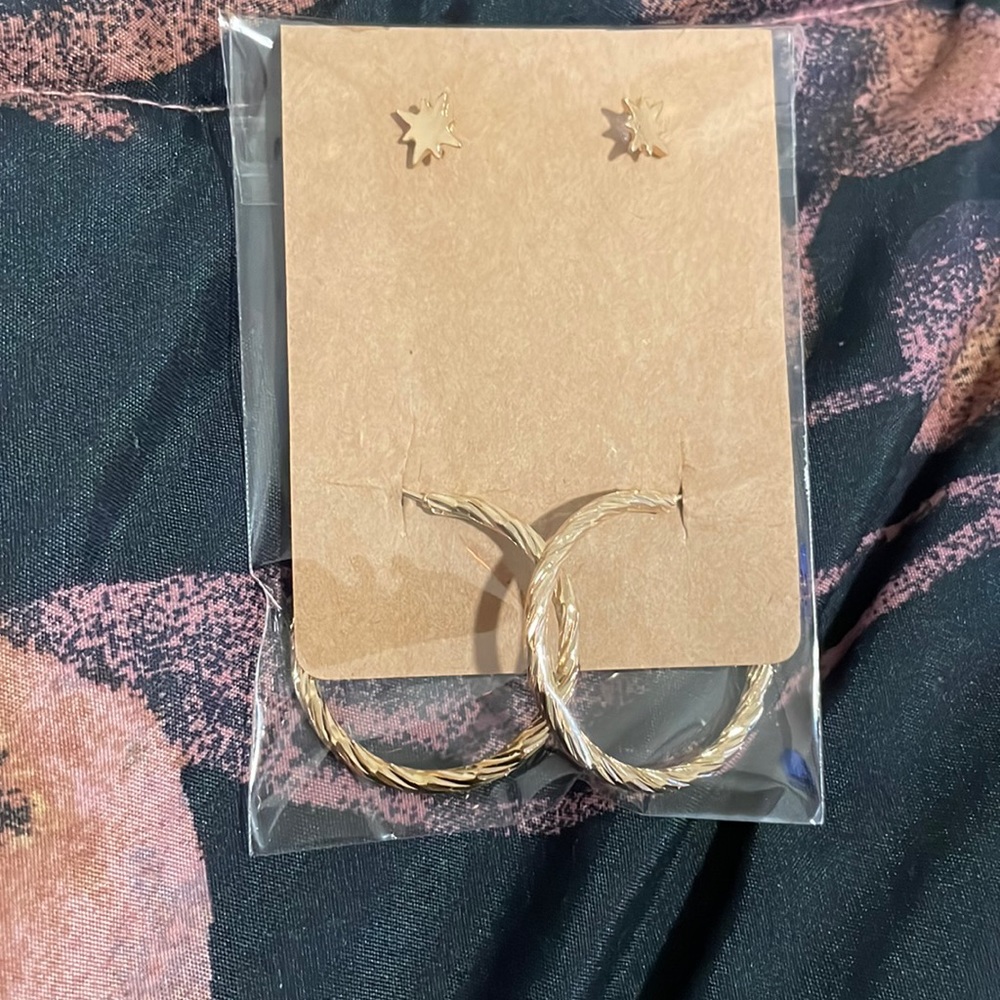 ❌DONATED❌ Gold Earring Set